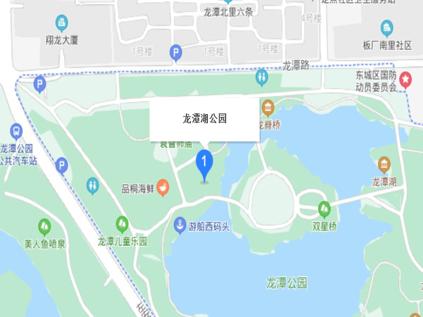 龍?zhí)逗?>龍?zhí)逗挥诒本┦袞|城區(qū)外城東南隅,龍須溝流經(jīng)此地,故命名為“龍?zhí)逗?rdquo;。為古高梁河穿過的地區(qū),屬海河流域北運河支流通惠河支流護城河水系。因明圍筑外城墻的窯坑積水形成,中華人民共和國建國后,疏挖成三處湖面,面積44.3萬多平方米,并于1980年代建成大型河湖公園(龍?zhí)逗珗@、北京游樂園、龍?zhí)段骱珗@)。也是南城雨水的調(diào)蓄湖泊</ul></div>
<div   id=